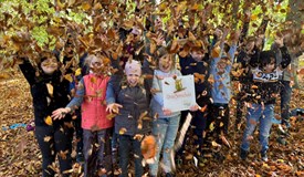 Die Jungen und Mädchen haben Blätter in die Luft geworfen, freuen sich über den Unterricht im Freien